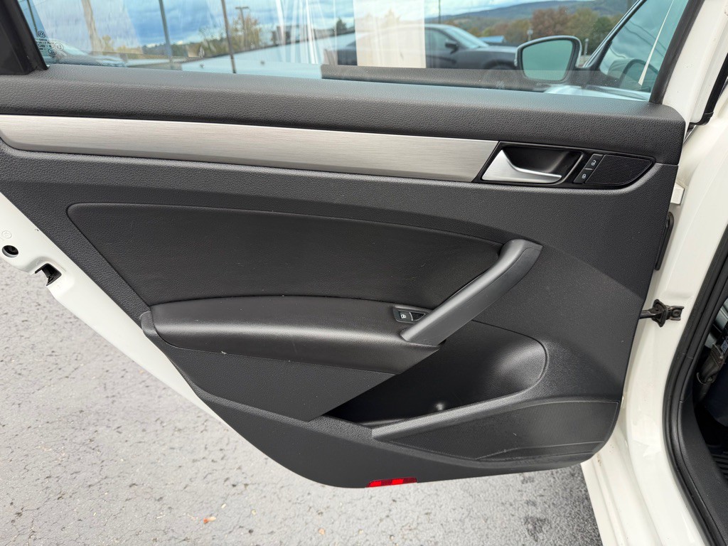 2014 Volkswagen Passat Image 16