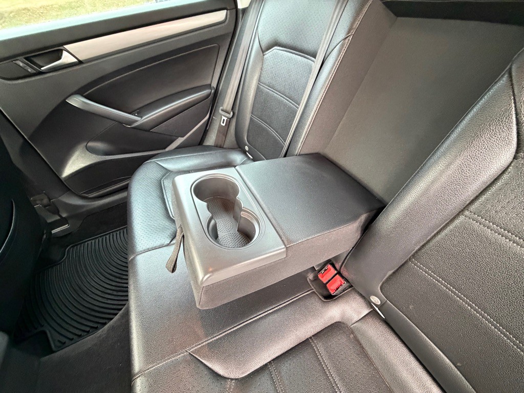 2014 Volkswagen Passat Image 18