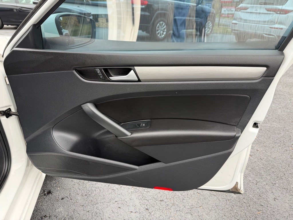 2014 Volkswagen Passat Image 24