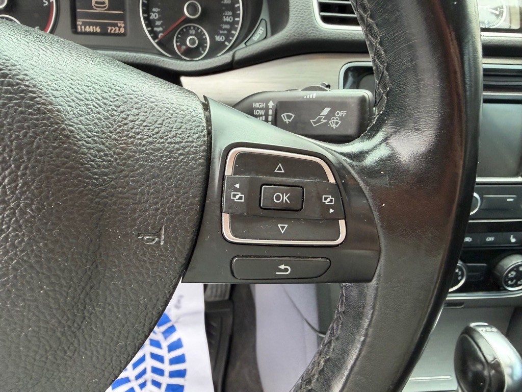 2014 Volkswagen Passat Image 30