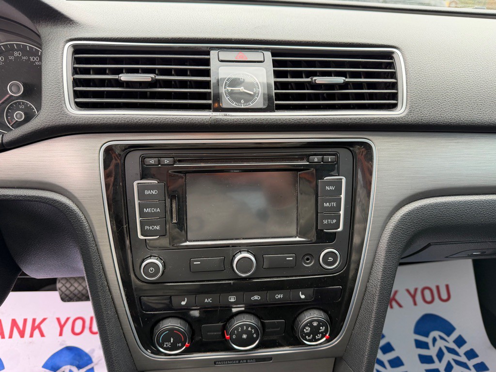 2014 Volkswagen Passat Image 32