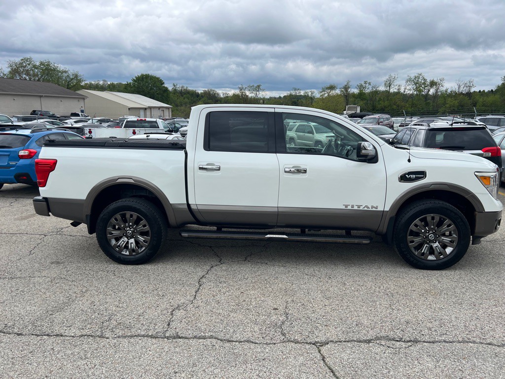 2017 Nissan Titan Image 8
