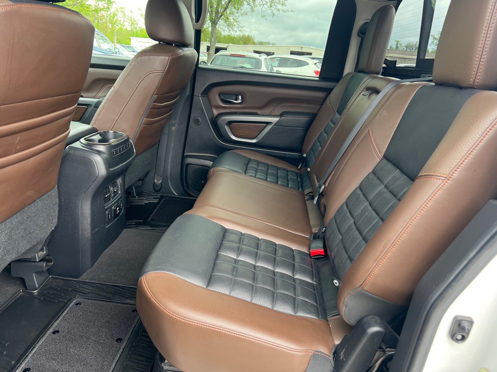 2017 Nissan Titan Image 10