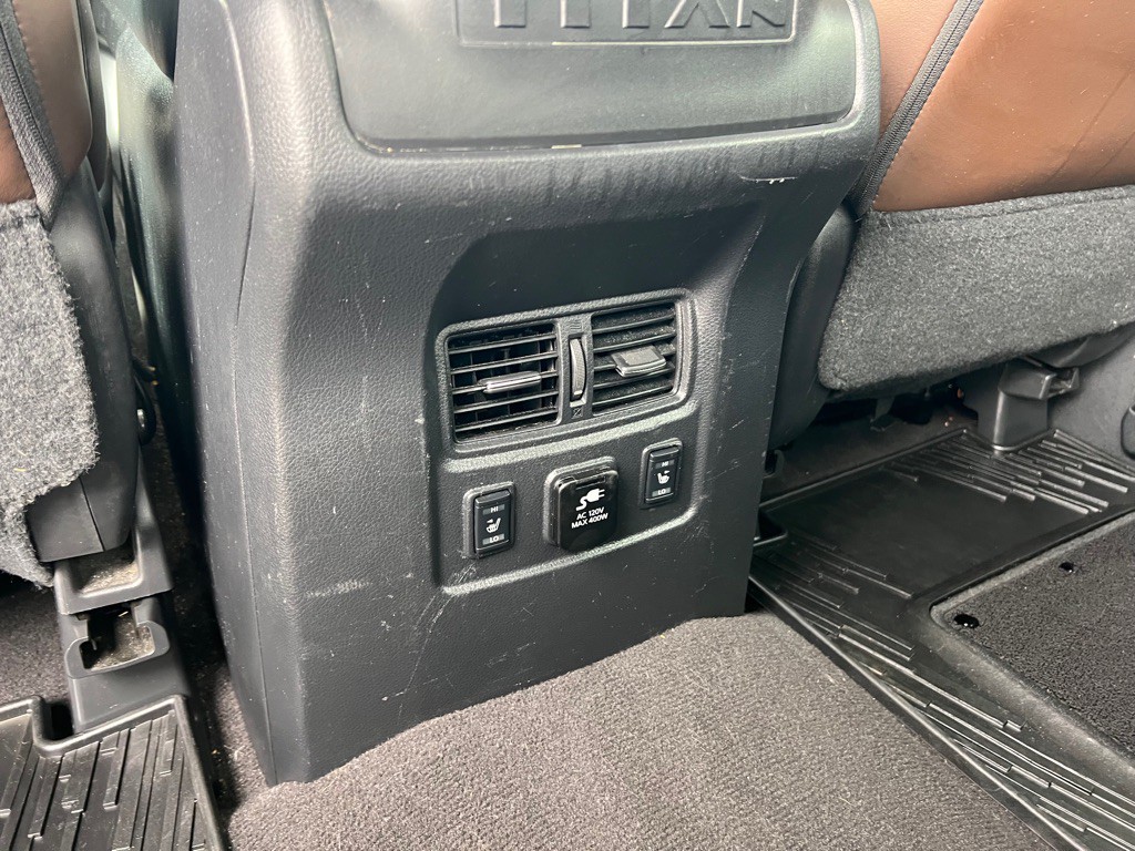 2017 Nissan Titan Image 11