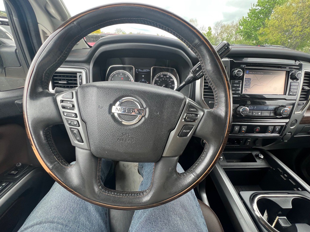 2017 Nissan Titan Image 17