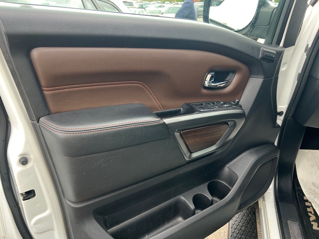 2017 Nissan Titan Image 23