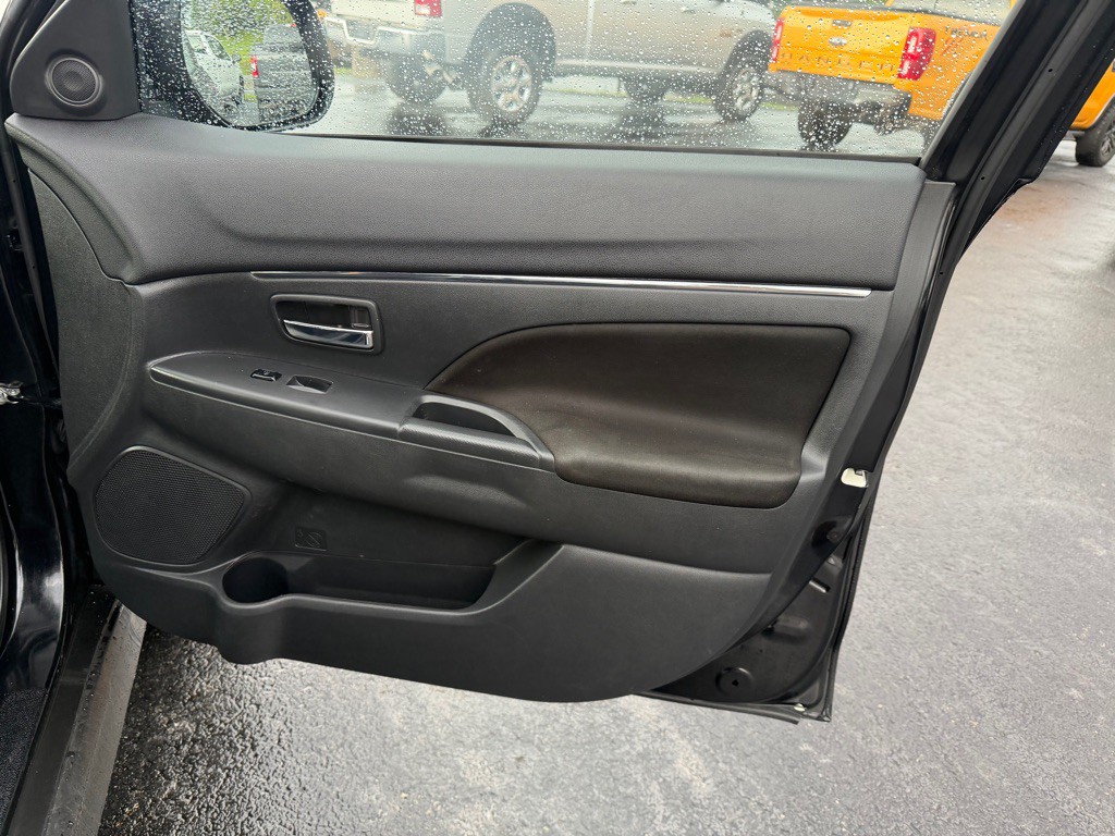 2021 Mitsubishi Outlander Image 24
