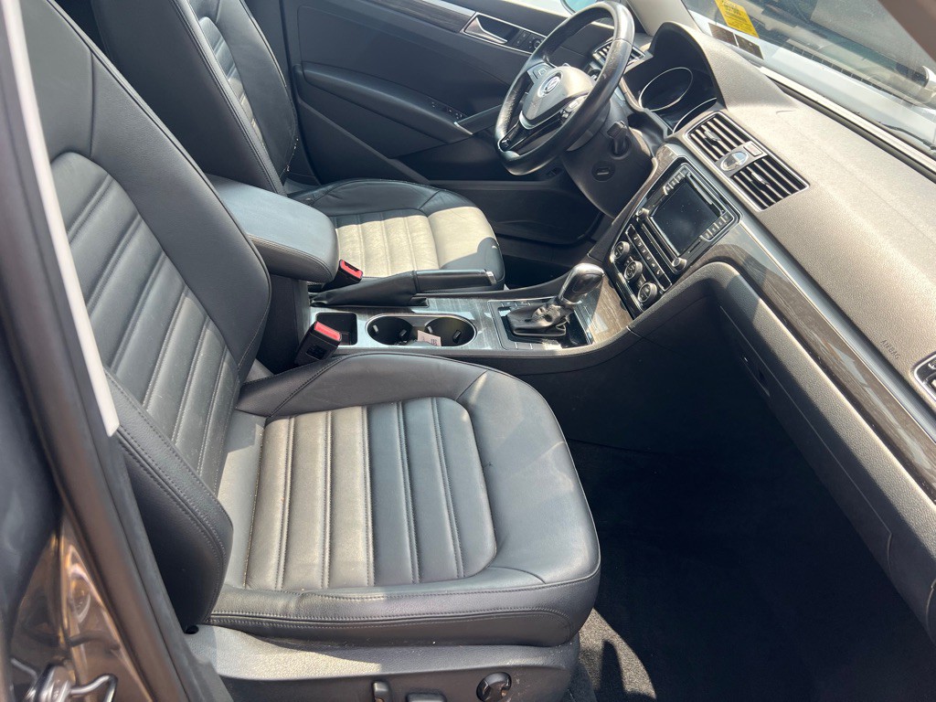 2017 Volkswagen Passat Image 6