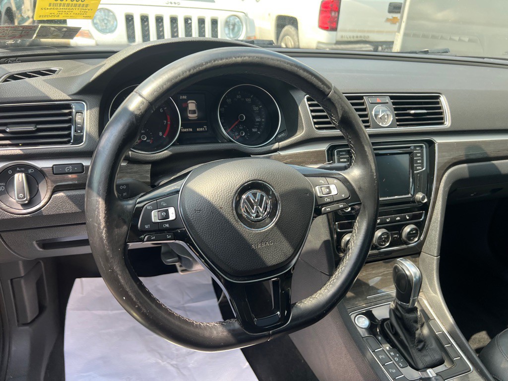 2017 Volkswagen Passat Image 10