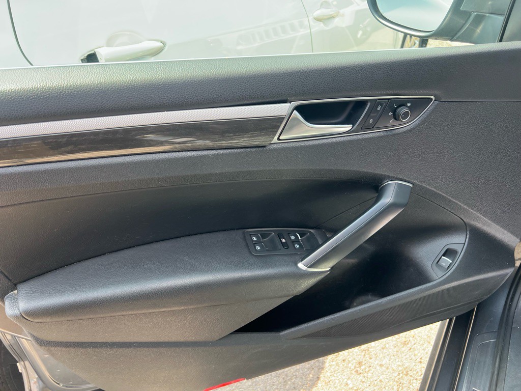 2017 Volkswagen Passat Image 12