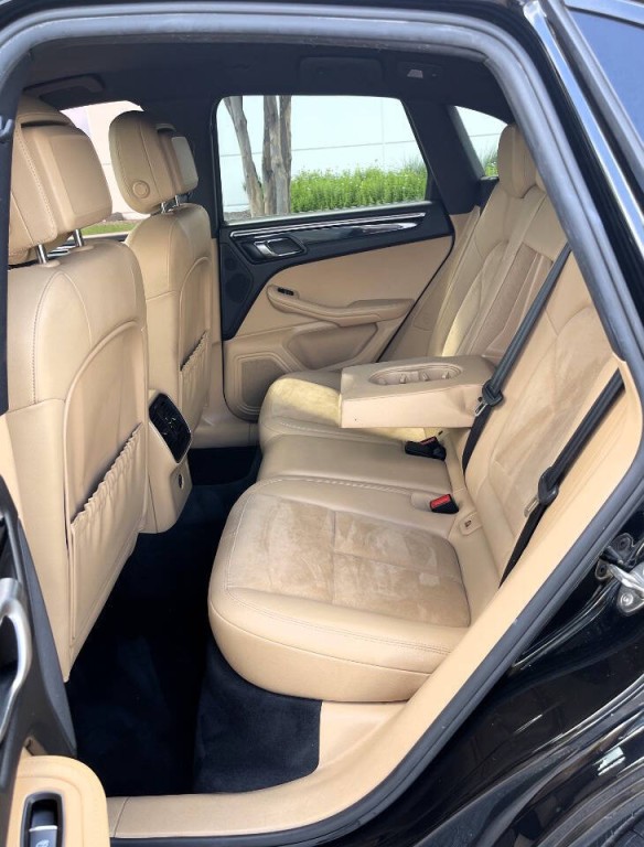 2017 Porsche Macan Image 9