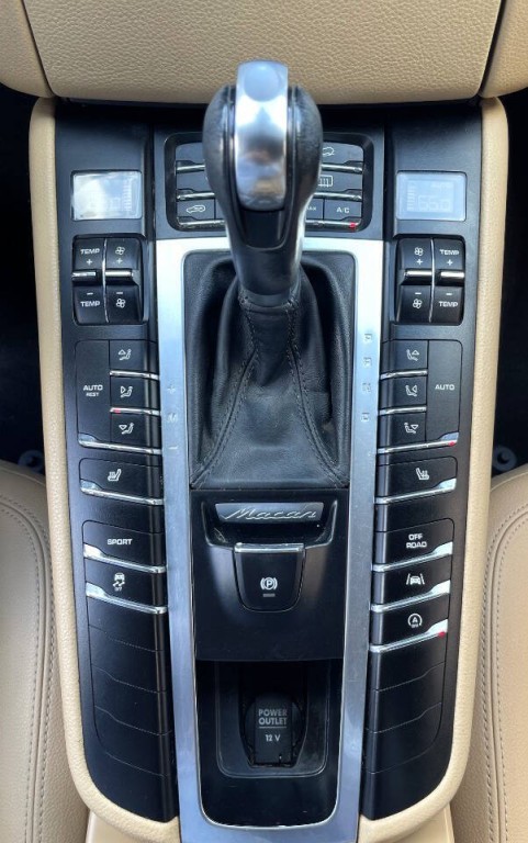 2017 Porsche Macan Image 17