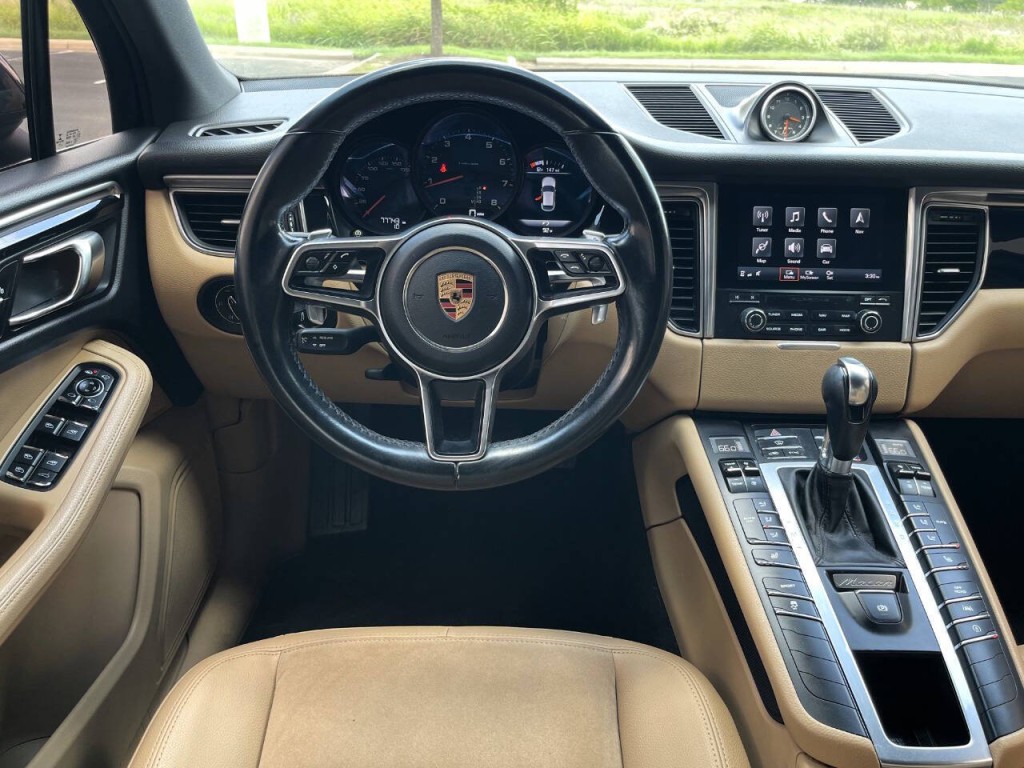 2017 Porsche Macan Image 19