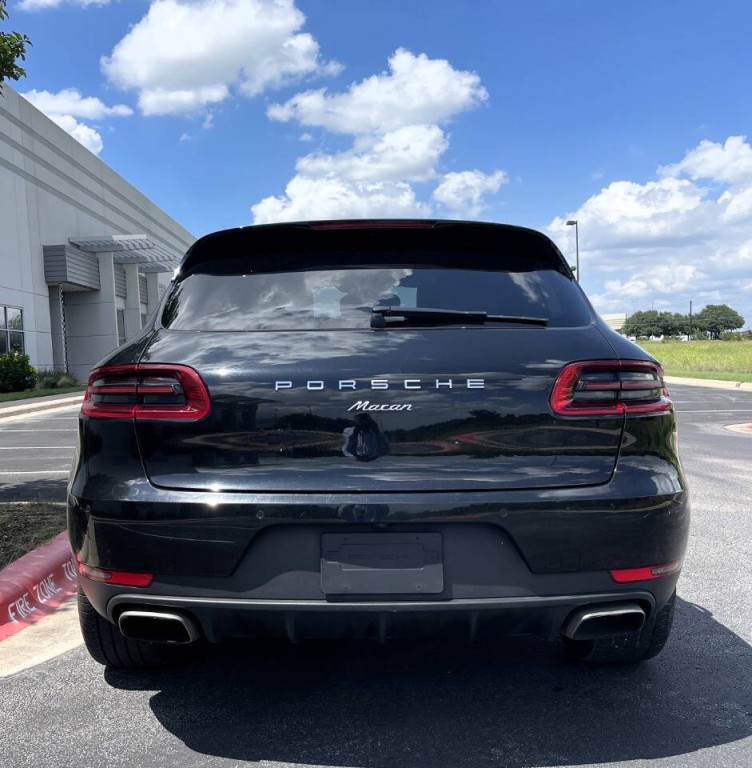 2017 Porsche Macan Image 25