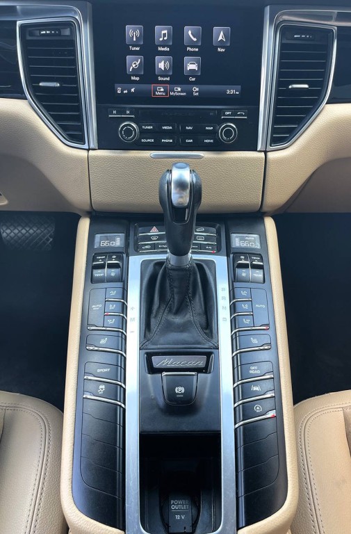 2017 Porsche Macan Image 17