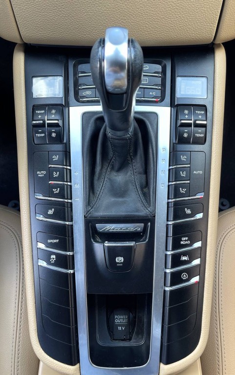 2017 Porsche Macan Image 18