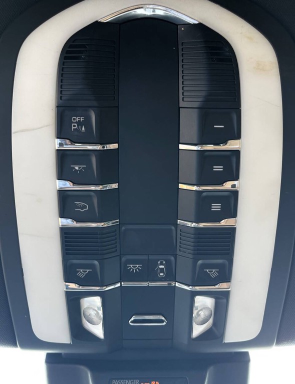 2017 Porsche Macan Image 23