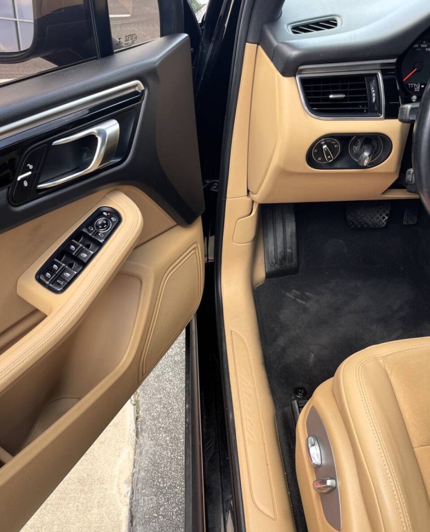 2017 Porsche Macan Image 24