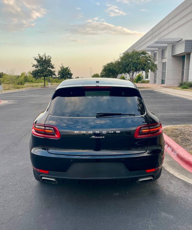 2017 Porsche Macan Image 26
