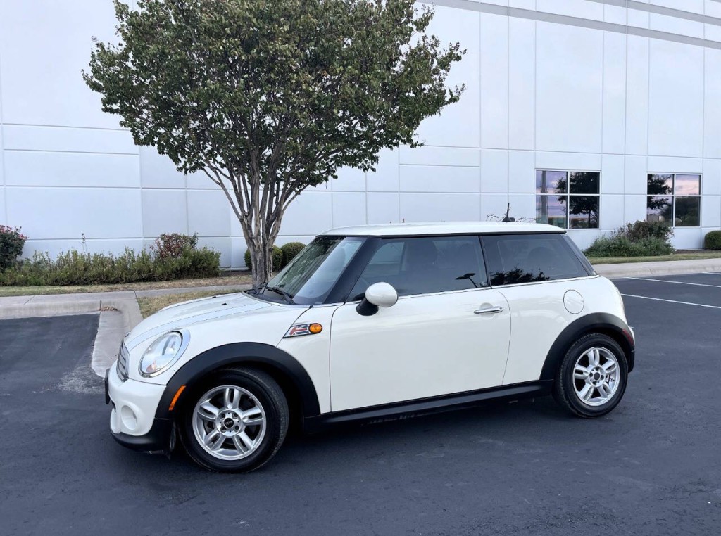 2013 MINI Cooper Image 2