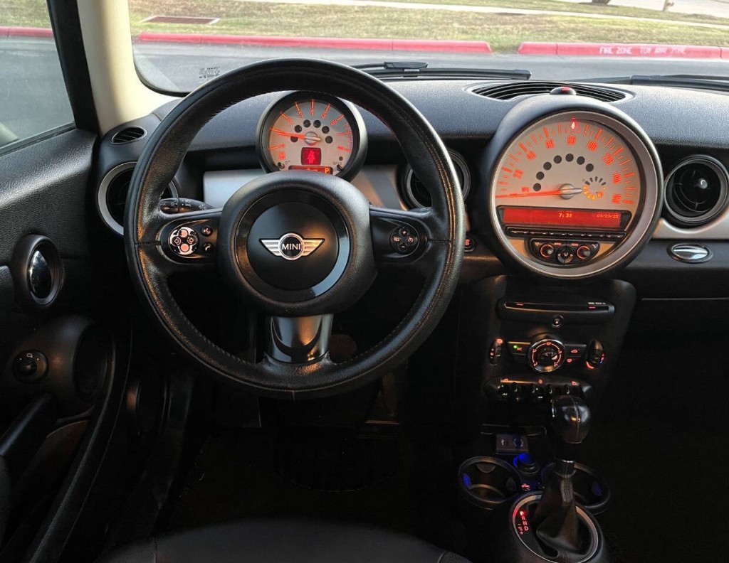 2013 MINI Cooper Image 17