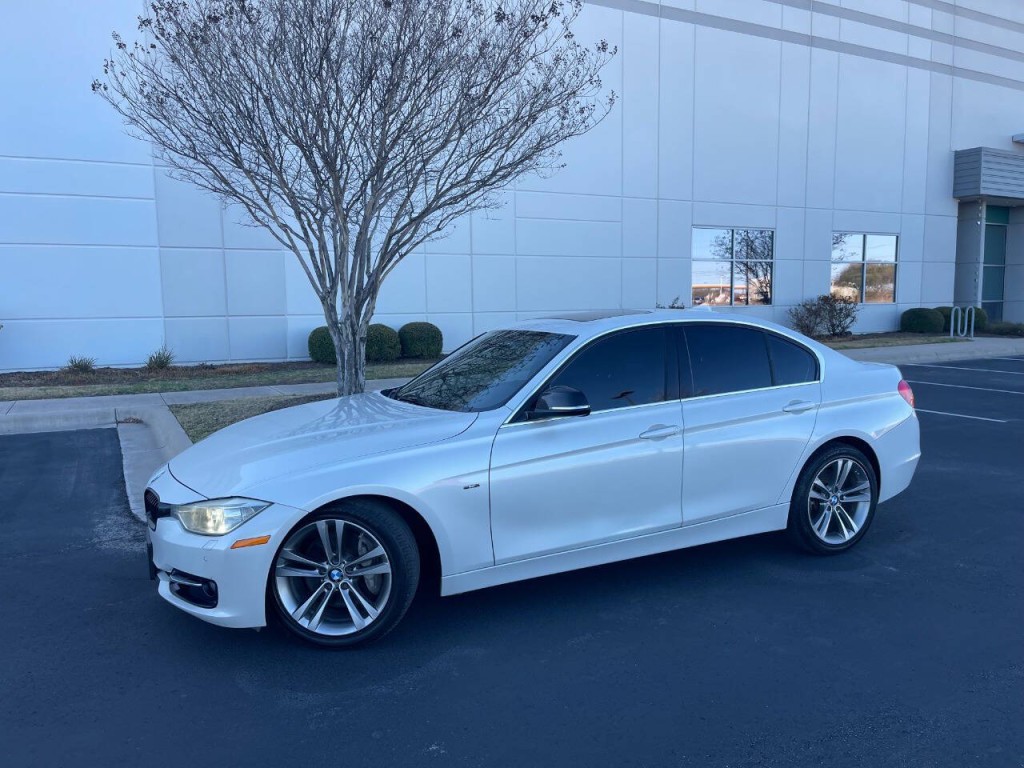 2013 BMW 3 Series Image 2