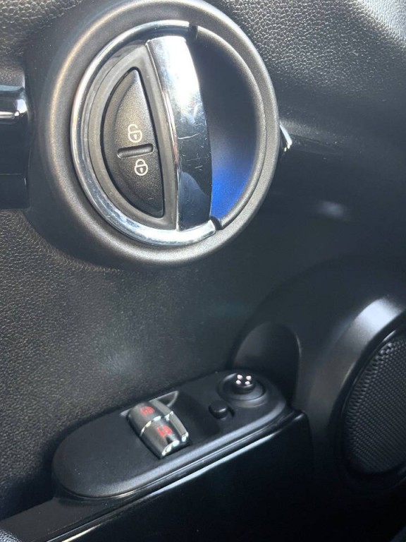 2016 MINI Cooper Image 22