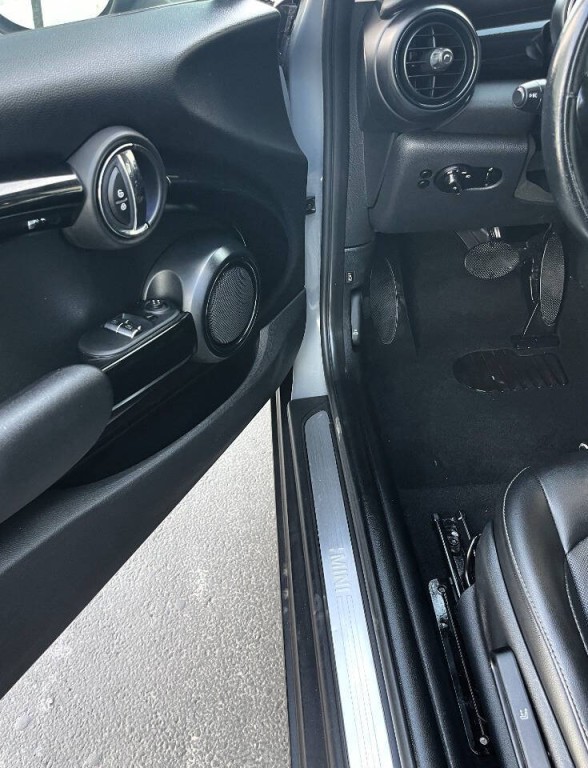 2016 MINI Cooper Image 23