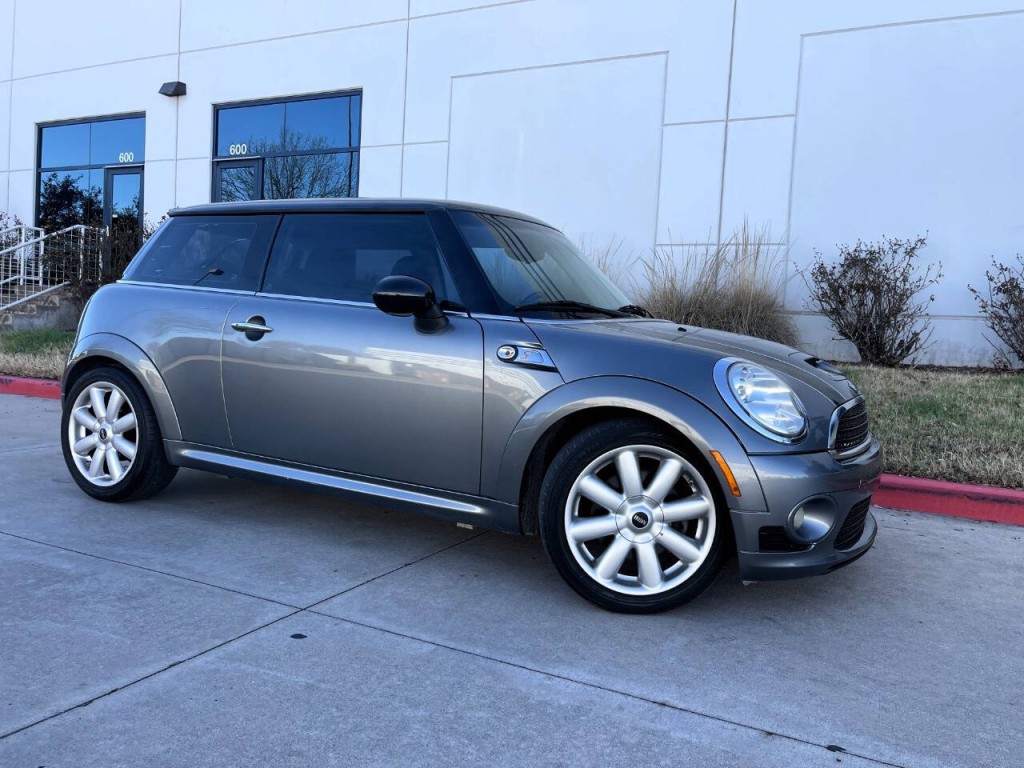 2010 MINI Cooper Image 2