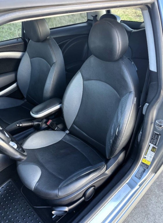 2010 MINI Cooper Image 8