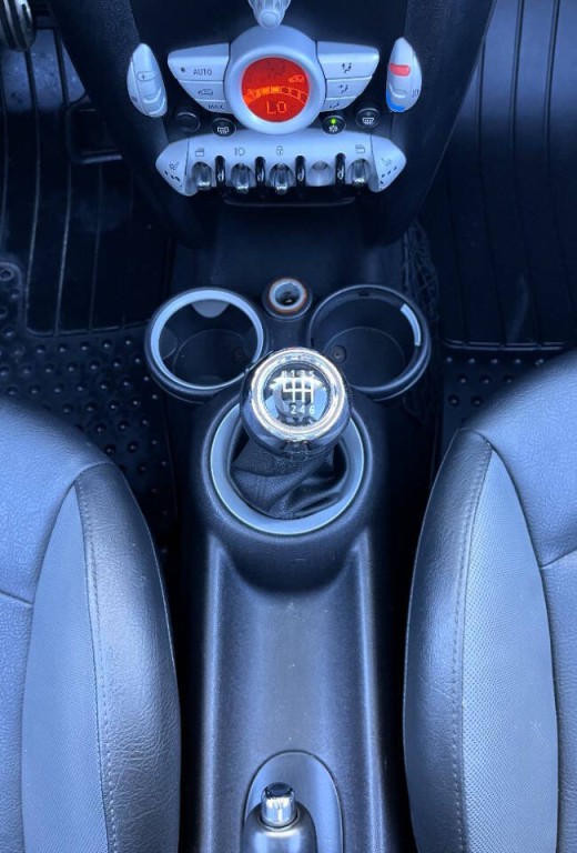 2010 MINI Cooper Image 14