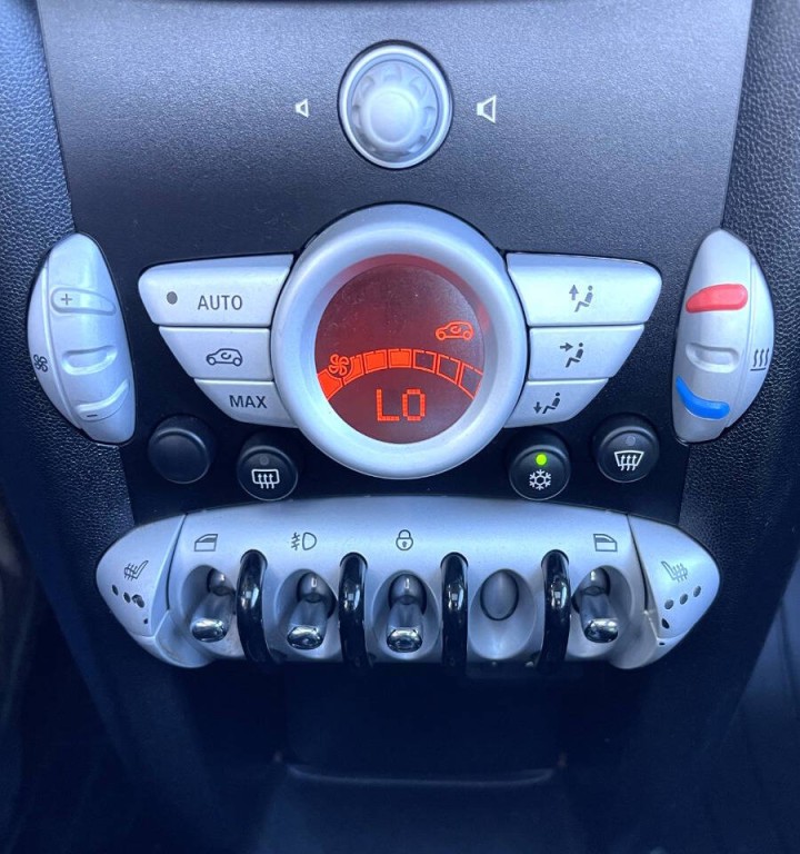 2010 MINI Cooper Image 19