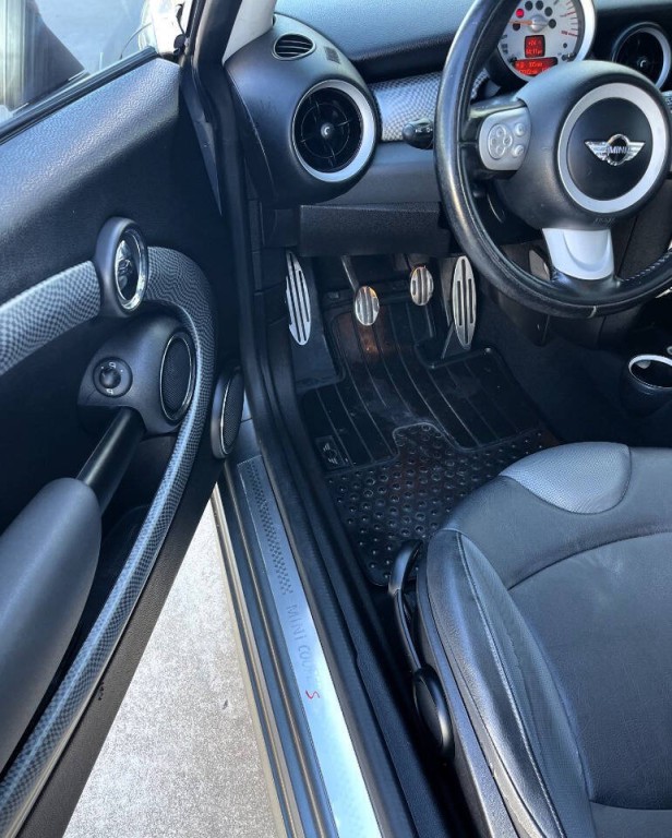 2010 MINI Cooper Image 21