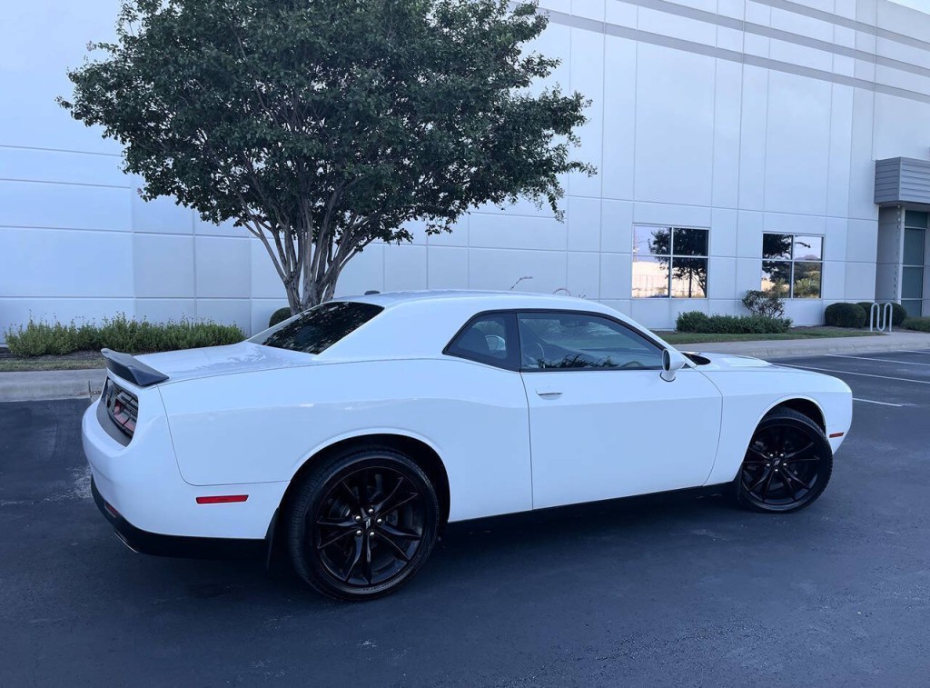 2017 Dodge Challenger Image 4