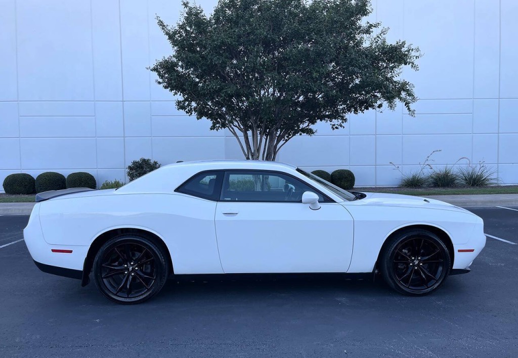2017 Dodge Challenger Image 6