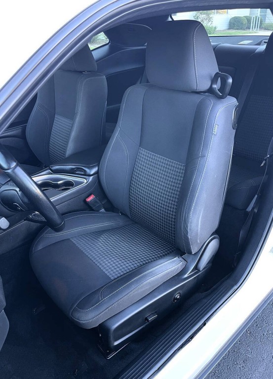2017 Dodge Challenger Image 8