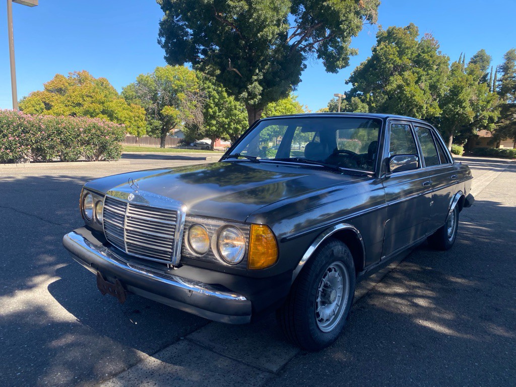 1983 Mercedes-Benz 300-Class Image 3