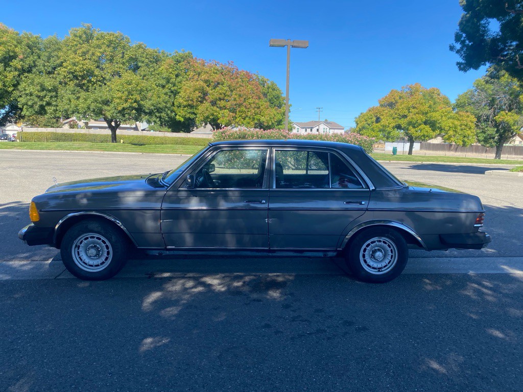 1983 Mercedes-Benz 300-Class Image 4