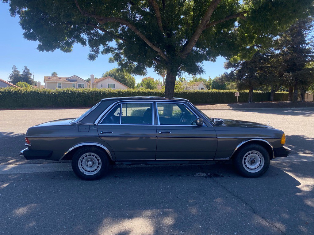 1983 Mercedes-Benz 300-Class Image 8