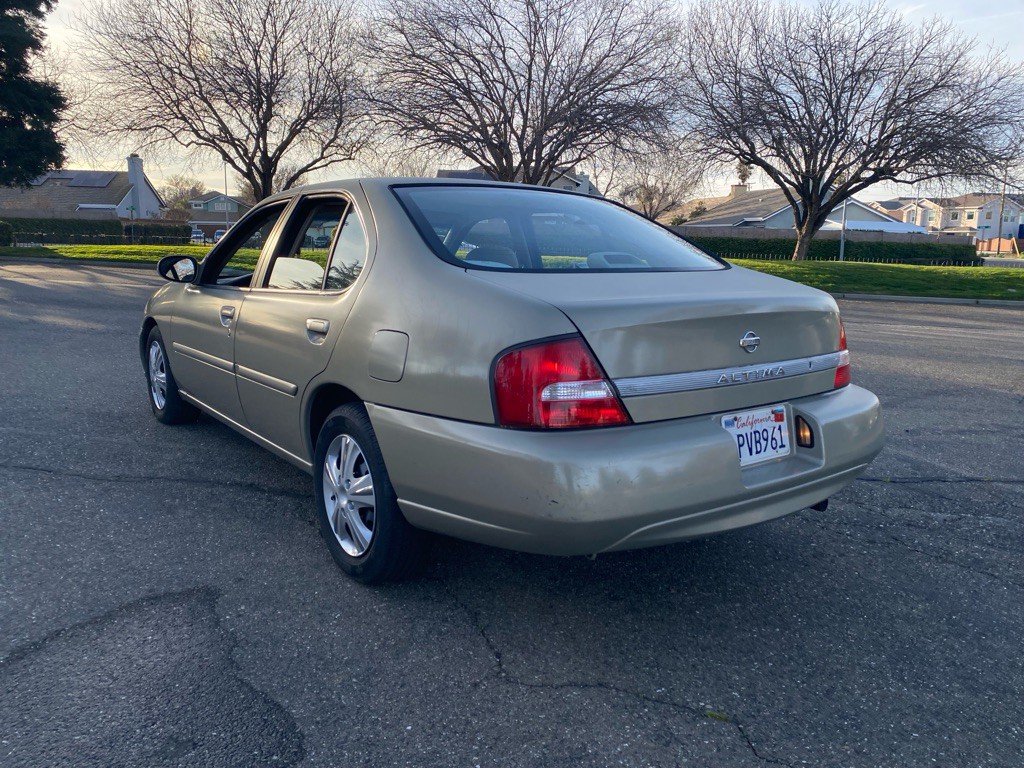 2001 Nissan Altima Image 4