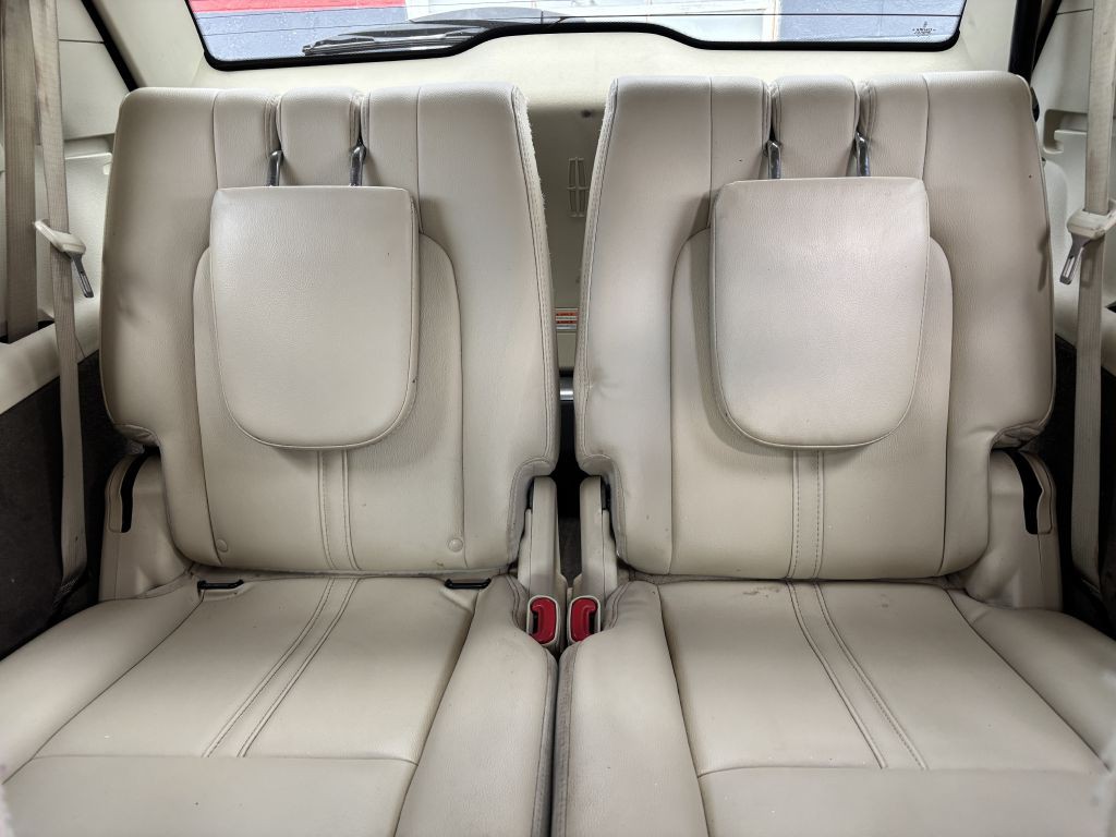 2014 Lincoln MKT Image 8