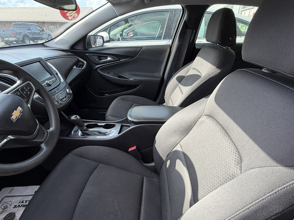 2016 Chevrolet Malibu Image 9