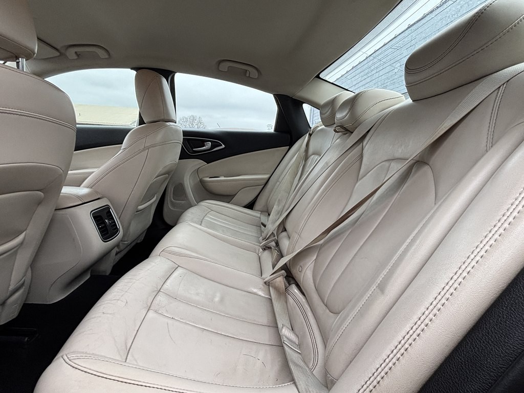 2015 Chrysler 200 Image 7