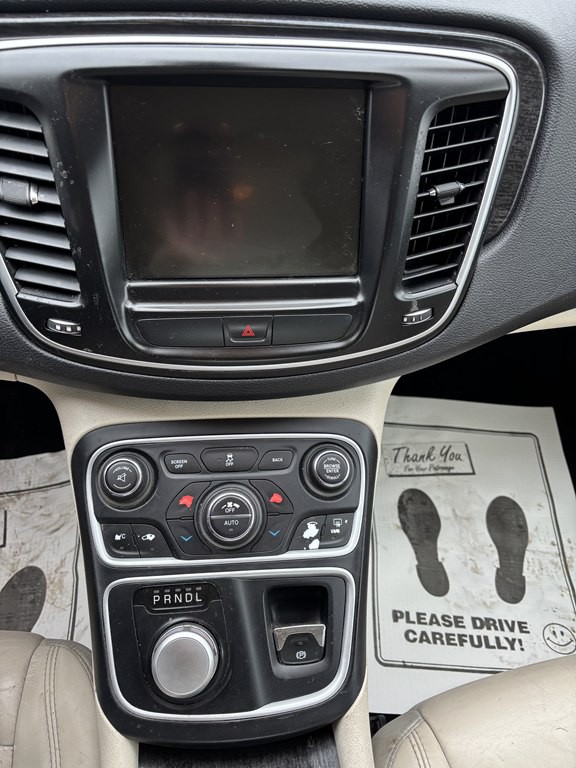 2015 Chrysler 200 Image 8