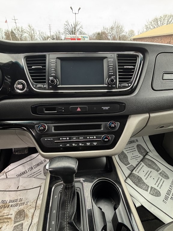 2017 Kia Sedona Image 8