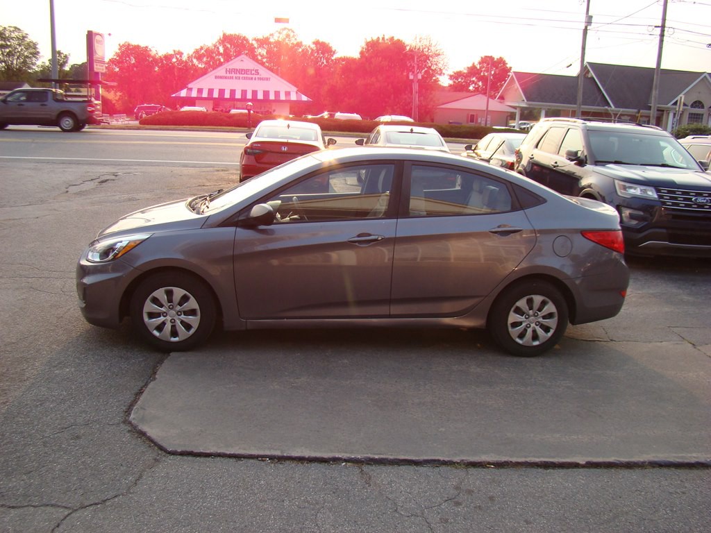 2017 Hyundai Accent Image 4
