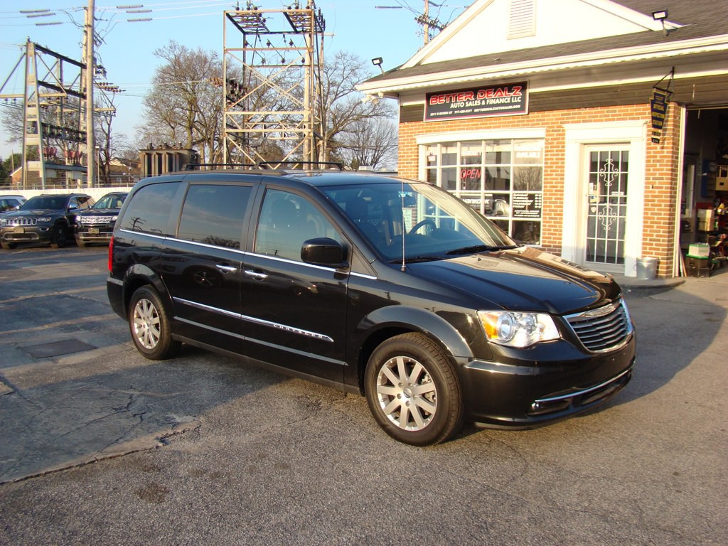 2016 Chrysler Town & Country Image 2