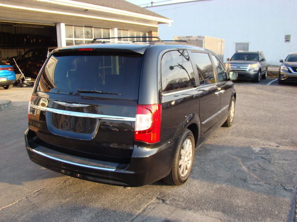 2016 Chrysler Town & Country Image 3