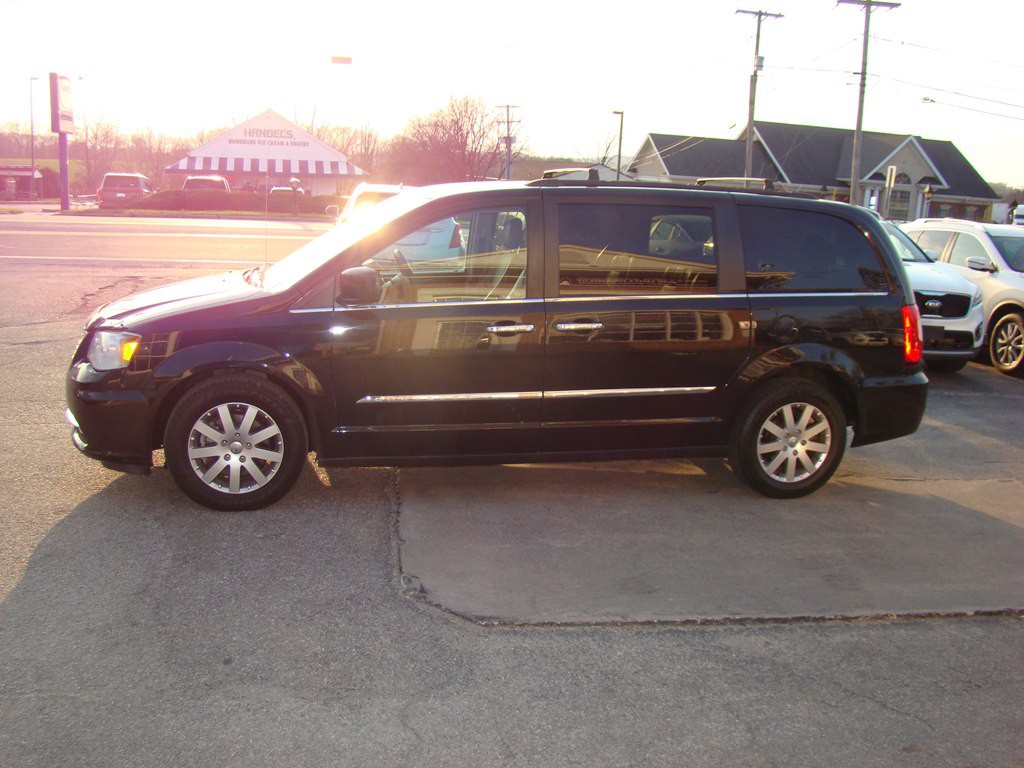 2016 Chrysler Town & Country Image 4