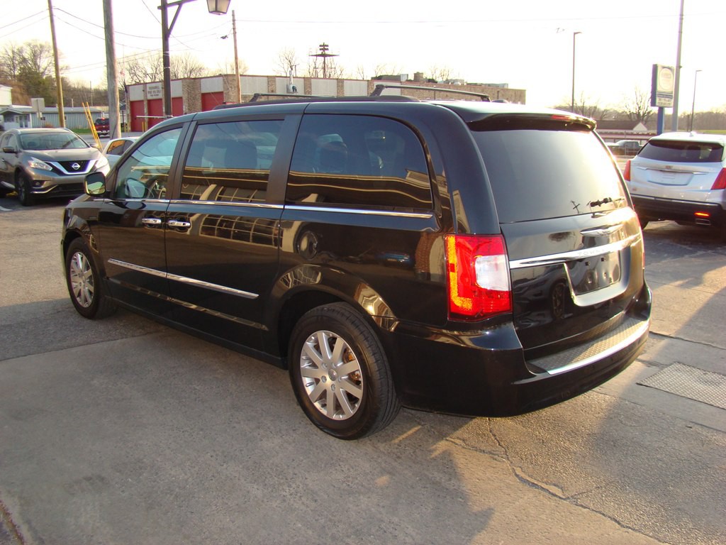 2016 Chrysler Town & Country Image 6